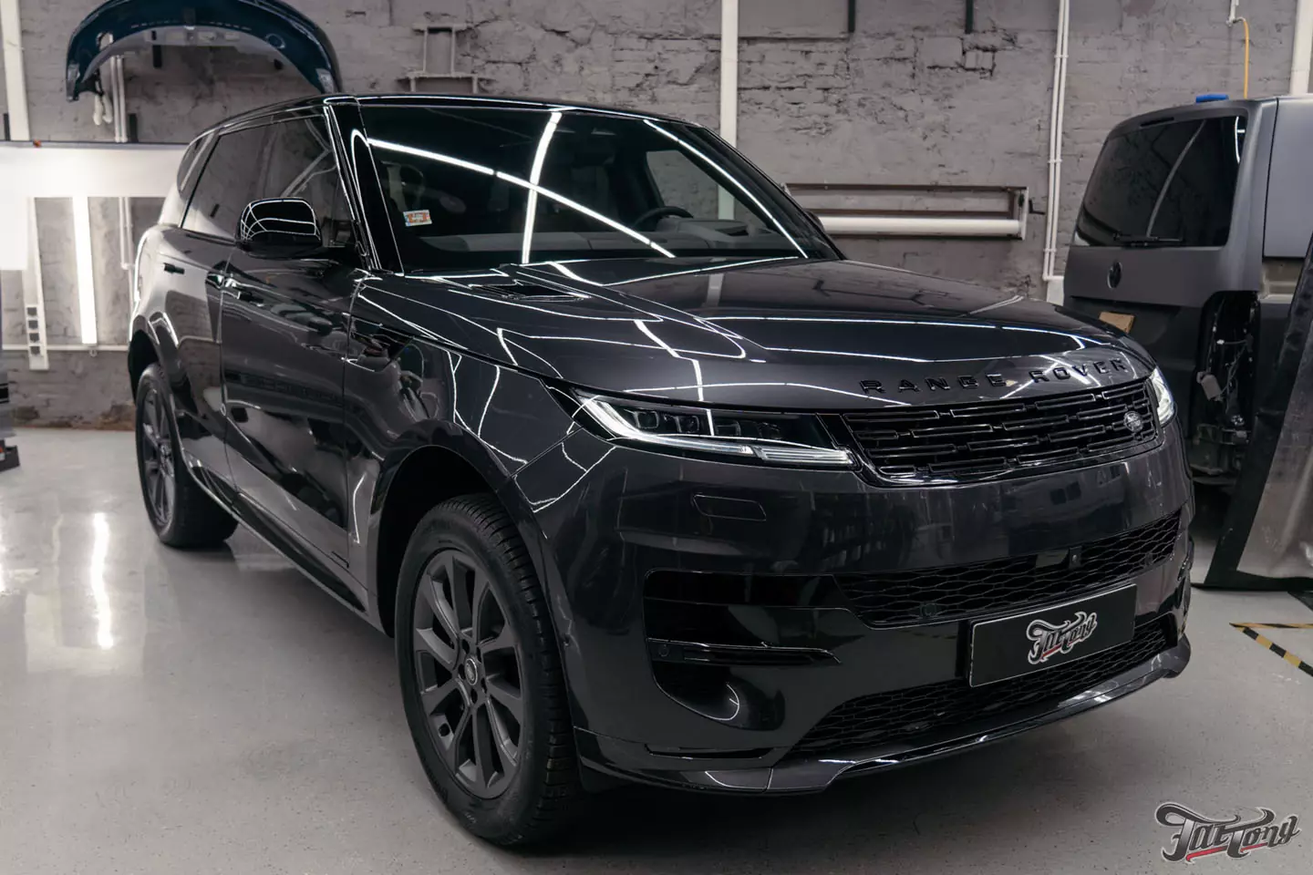 Оклеили Range Rover Sport в глянцевый полиуретан. Чистка салона и покрытие керамикой